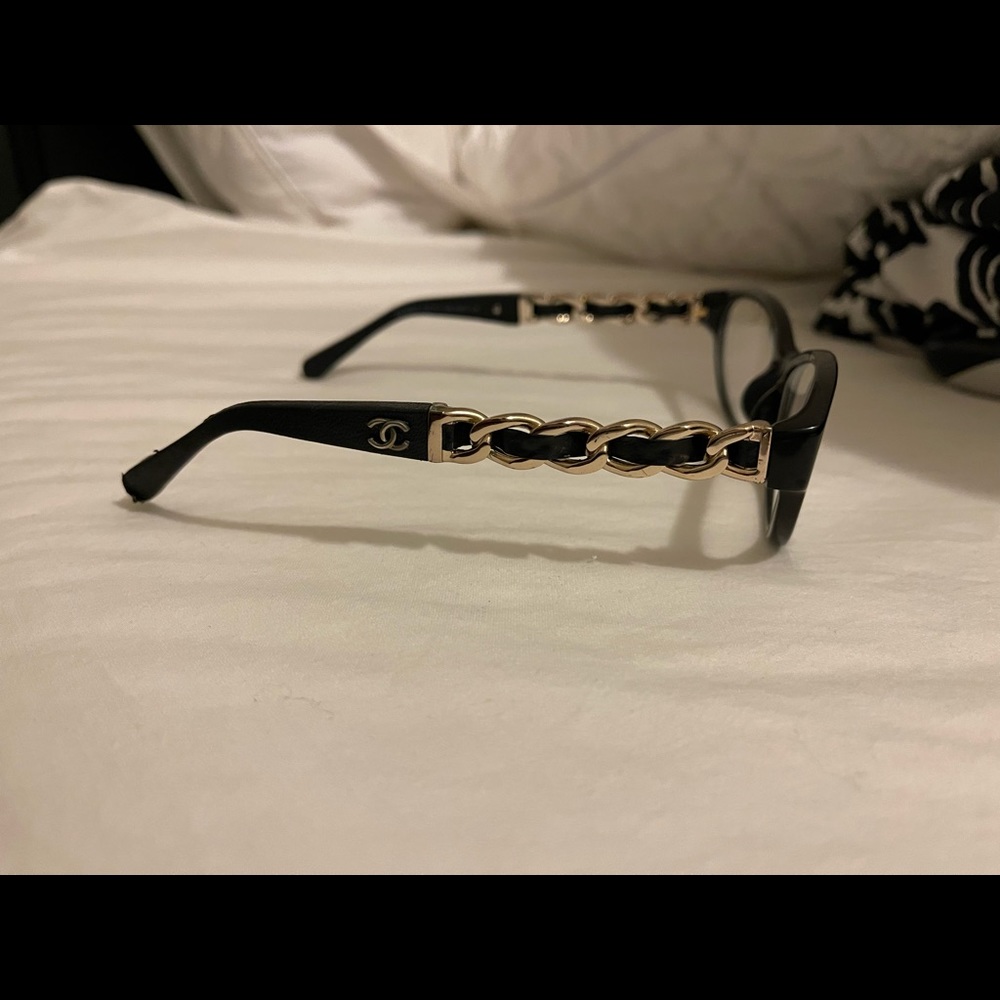 Chanel glasses. Comes with the case. Nothing wrong with them.